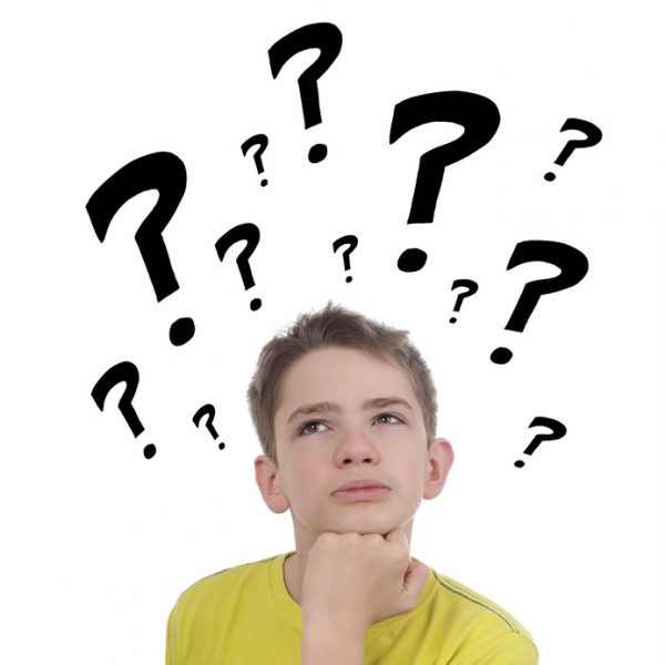 enfant 14 ans adolescent se posant des questions avec dessin point d'interrogation